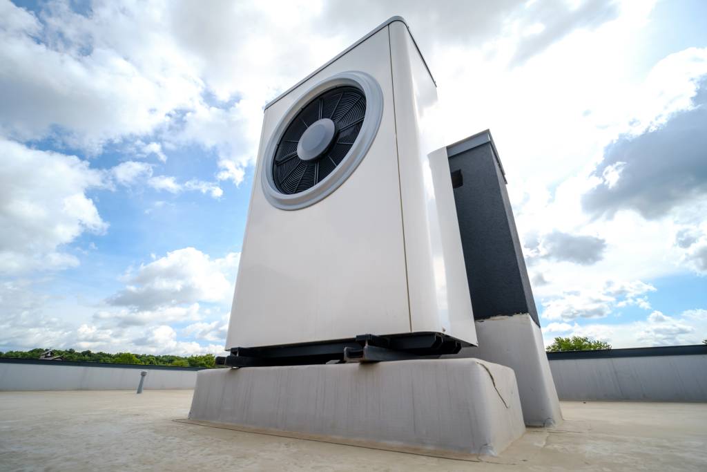 Heat pump for solar systems on the roof of the house